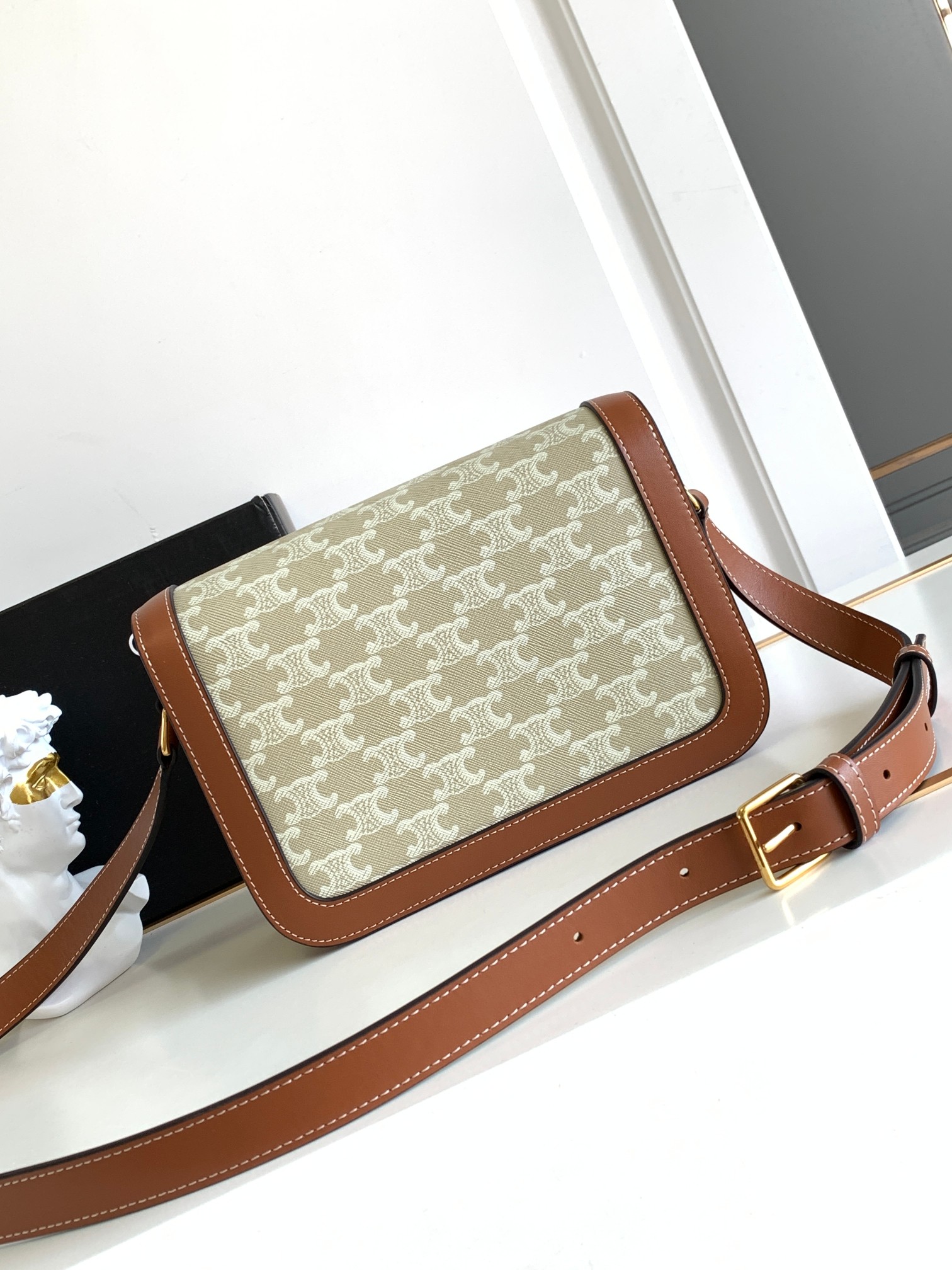 Ce**e classique triomphe bag