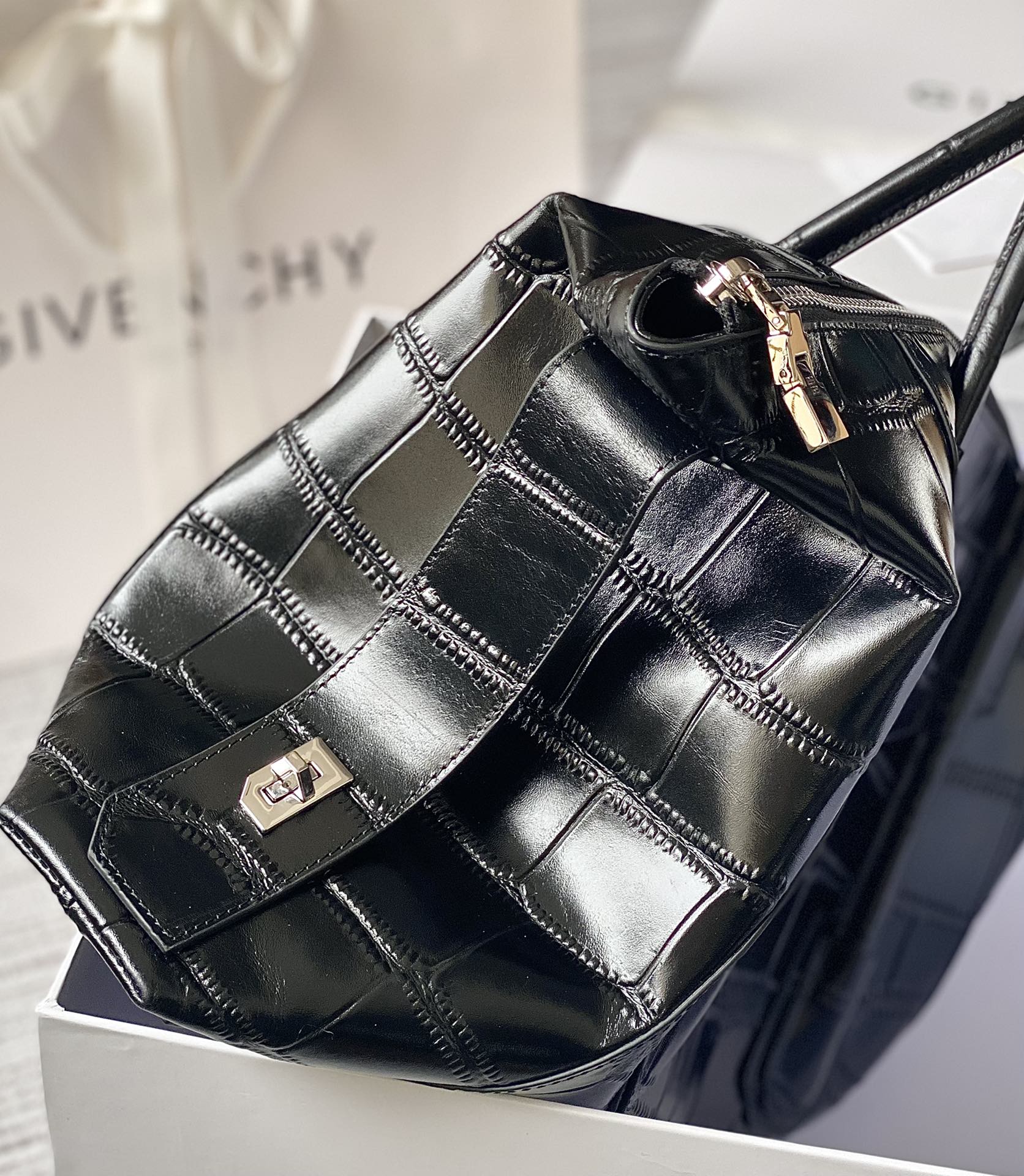ANTIGONA LOCK SOFT