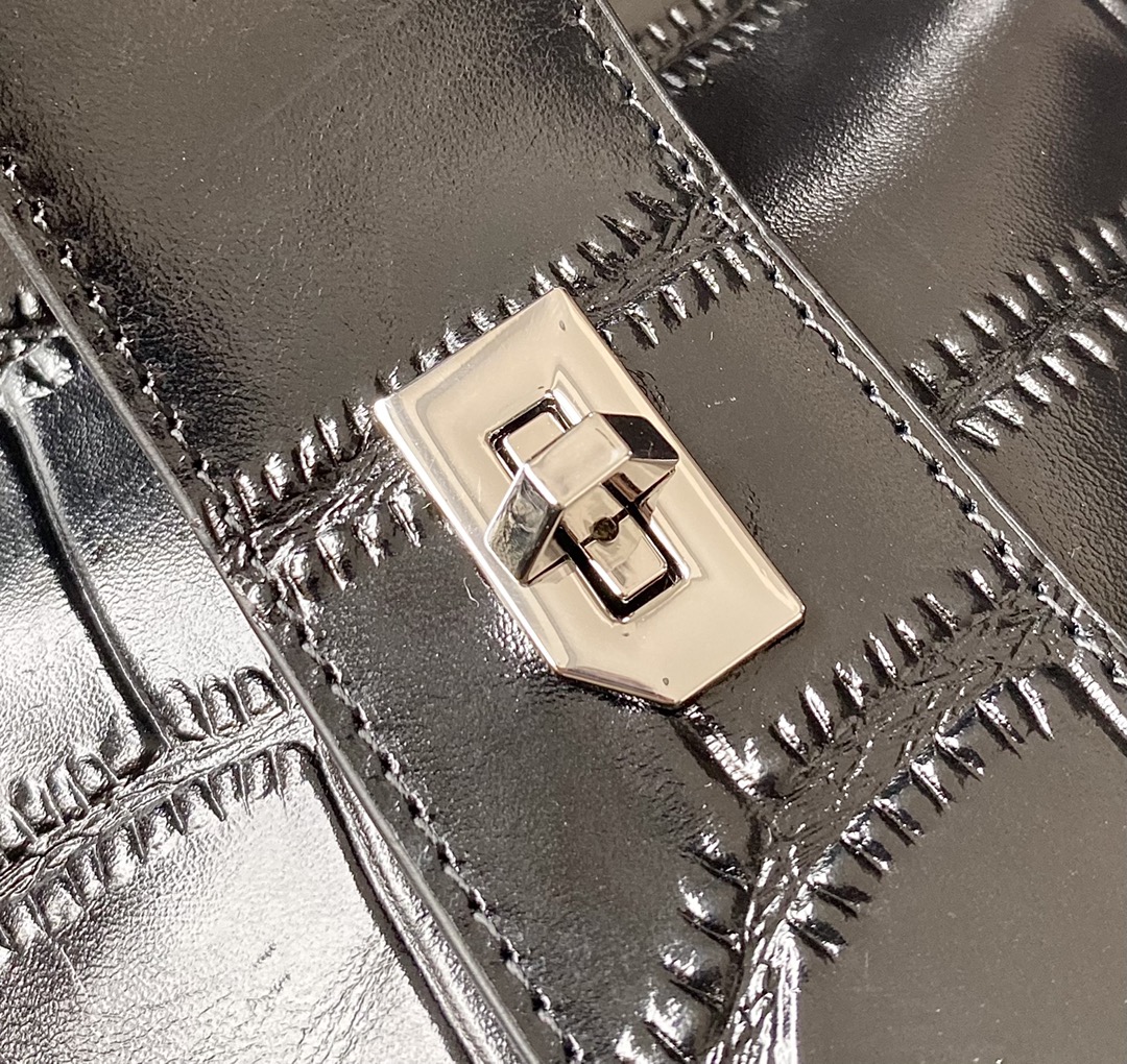 ANTIGONA LOCK SOFT