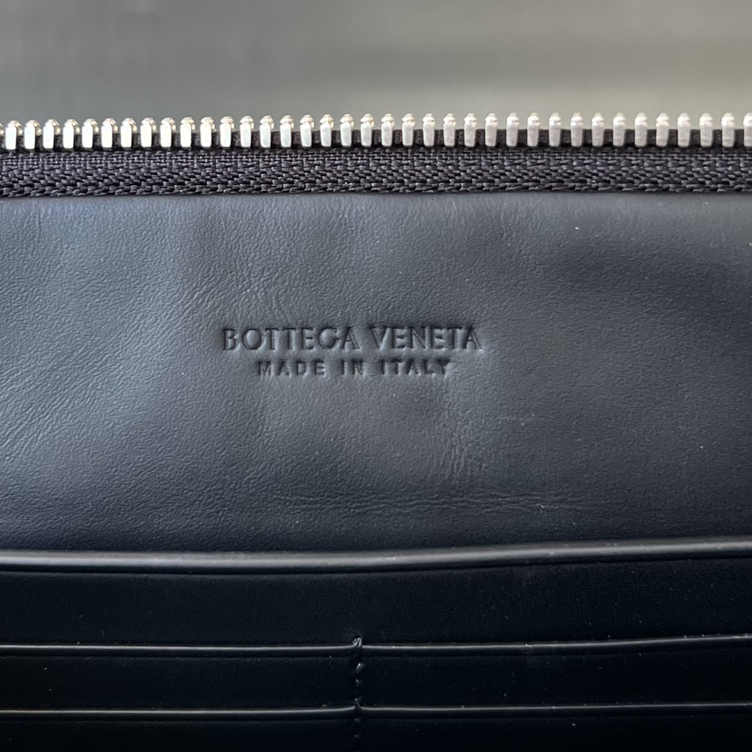 bo*te*ga Ve*ne*ta intrecciato standing pouch