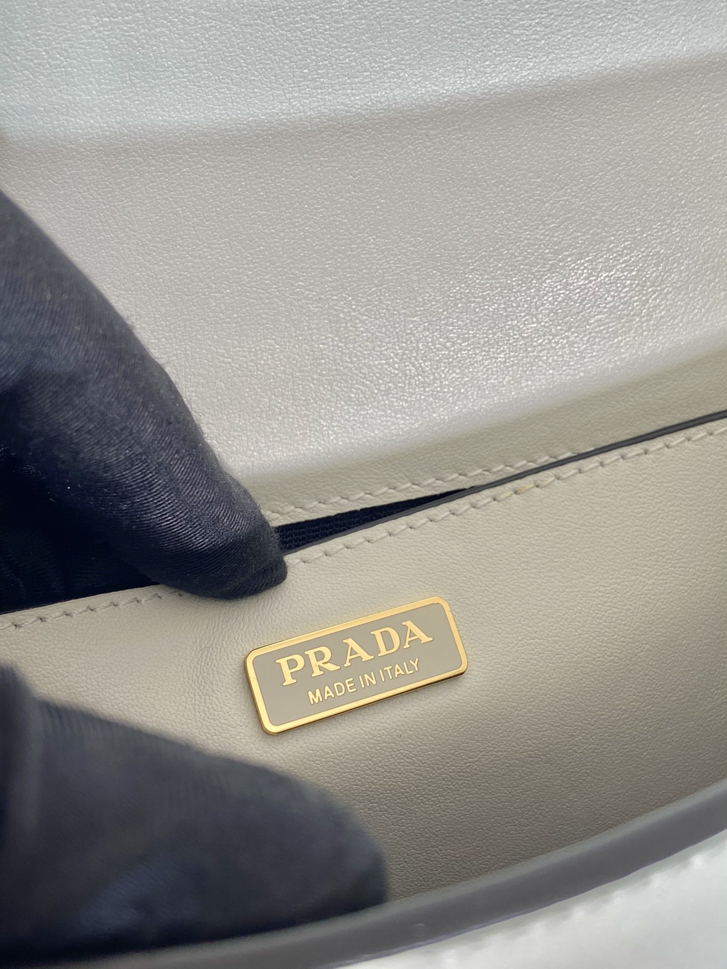 Pra*a emblème leather bag
