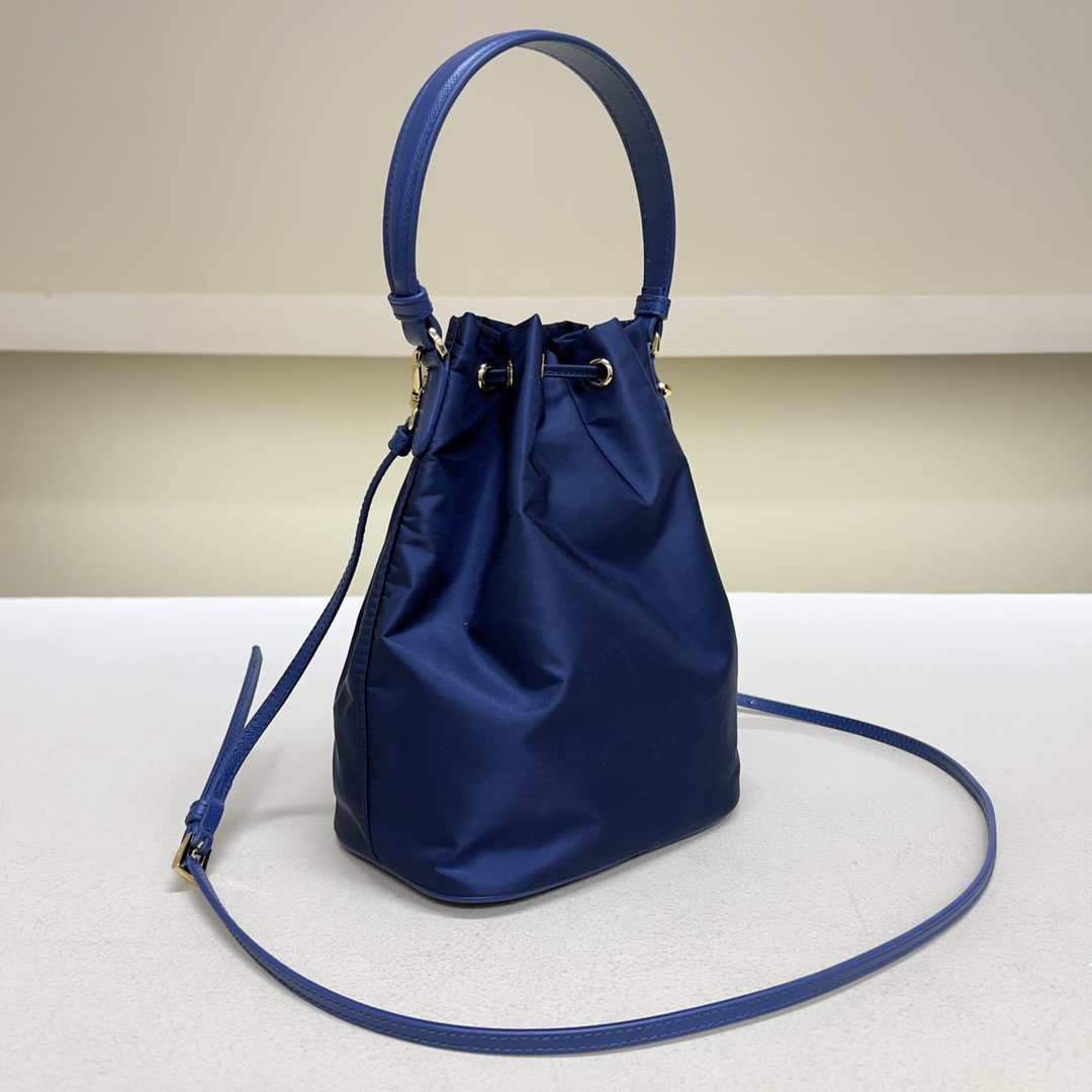 Pra*a re-edition 1978 re-nylon bag