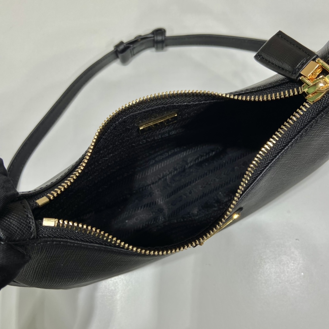 Pra*a hobo bag