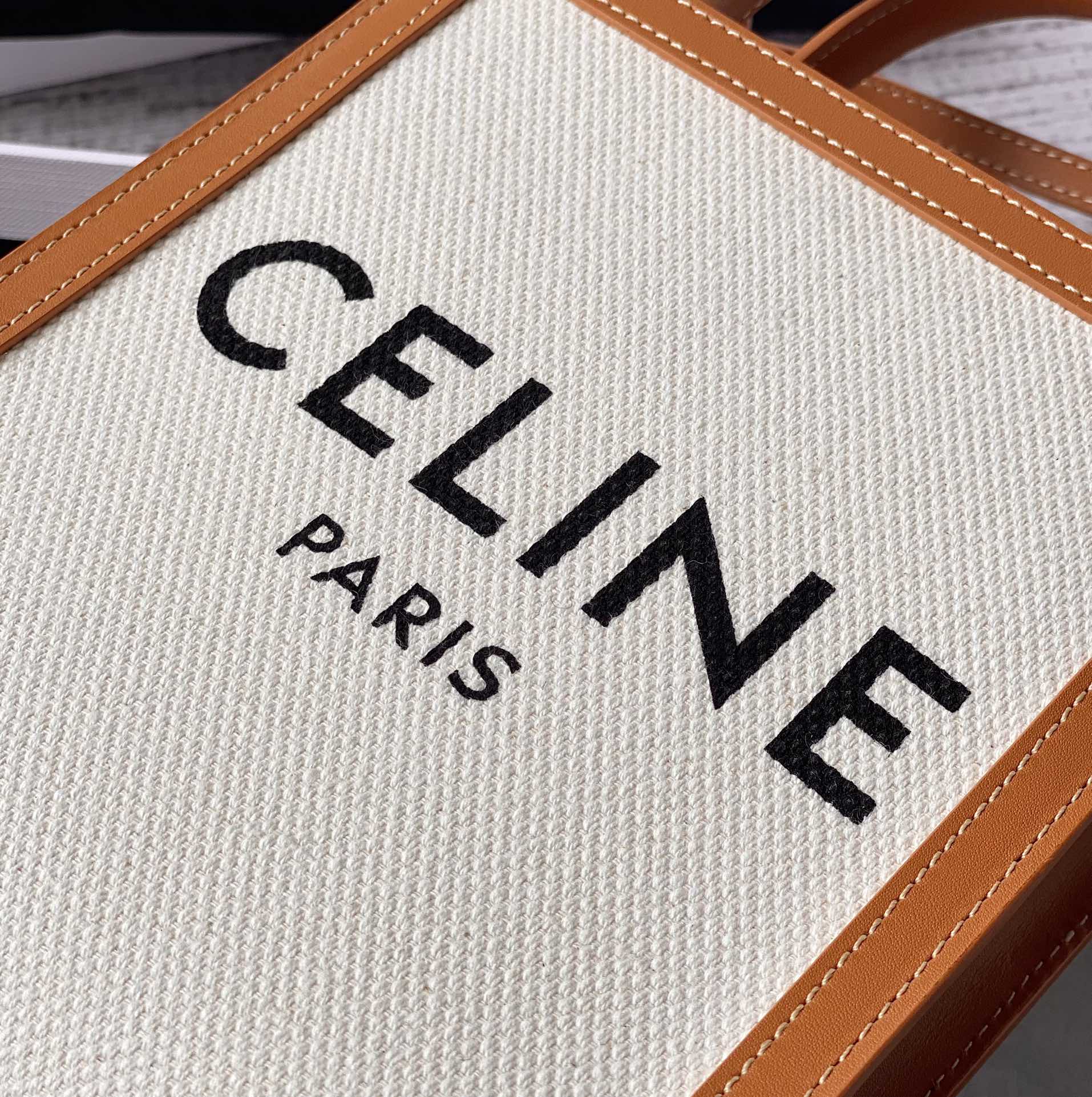 Ce**e mini vertical cabas in triomphe