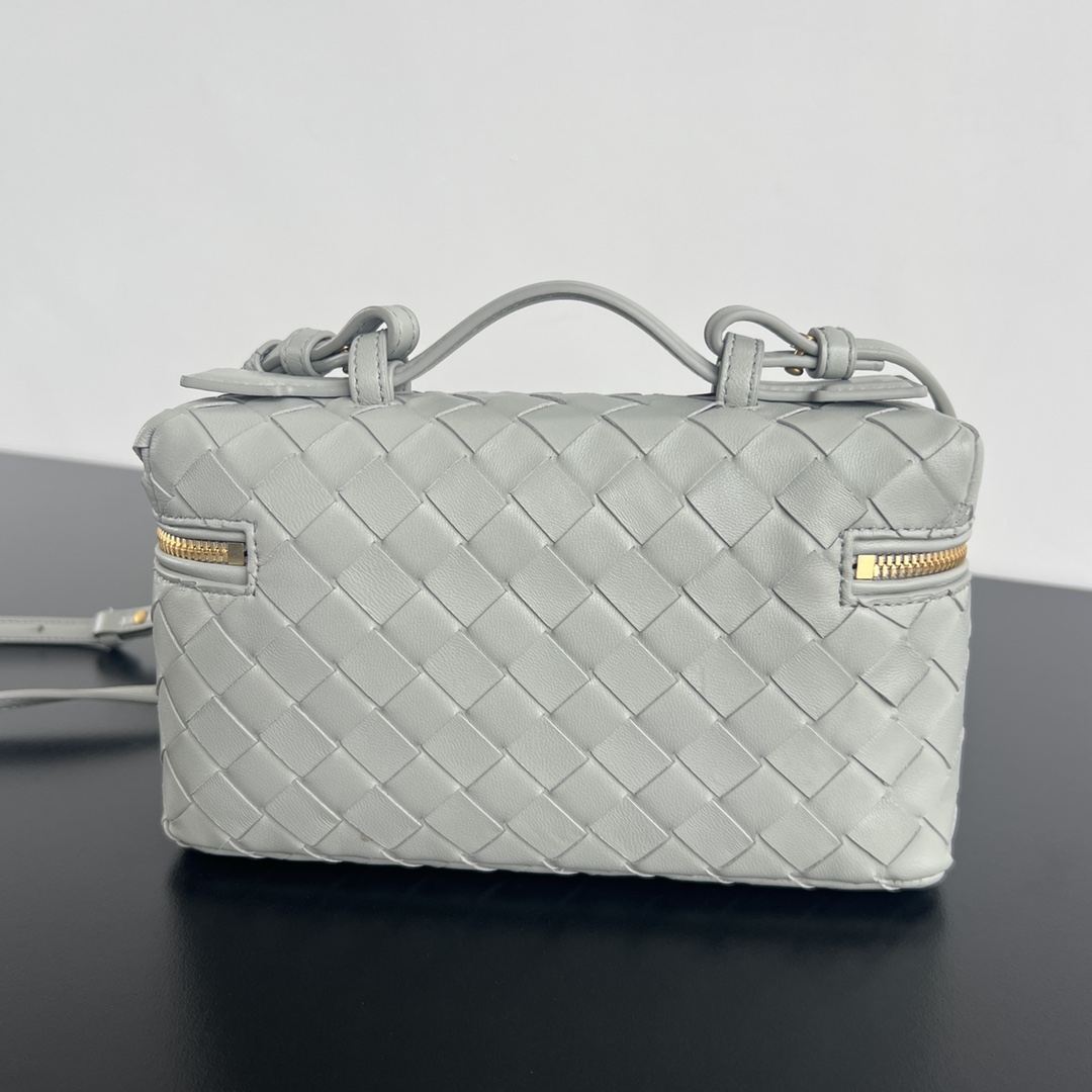 bo*te*ga Ve*ne*ta bang bang vanity case