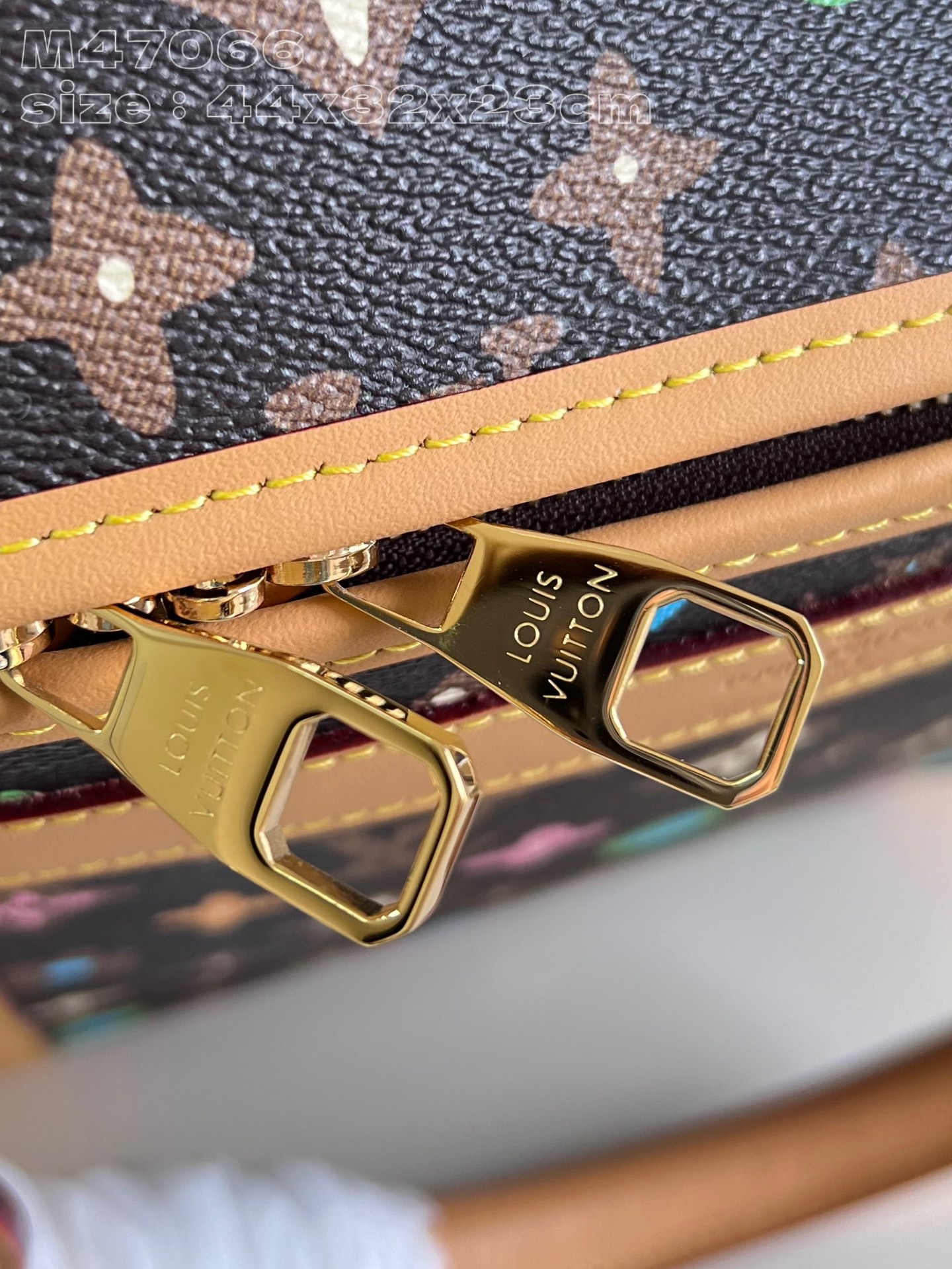 l**is V*t*n dog bag