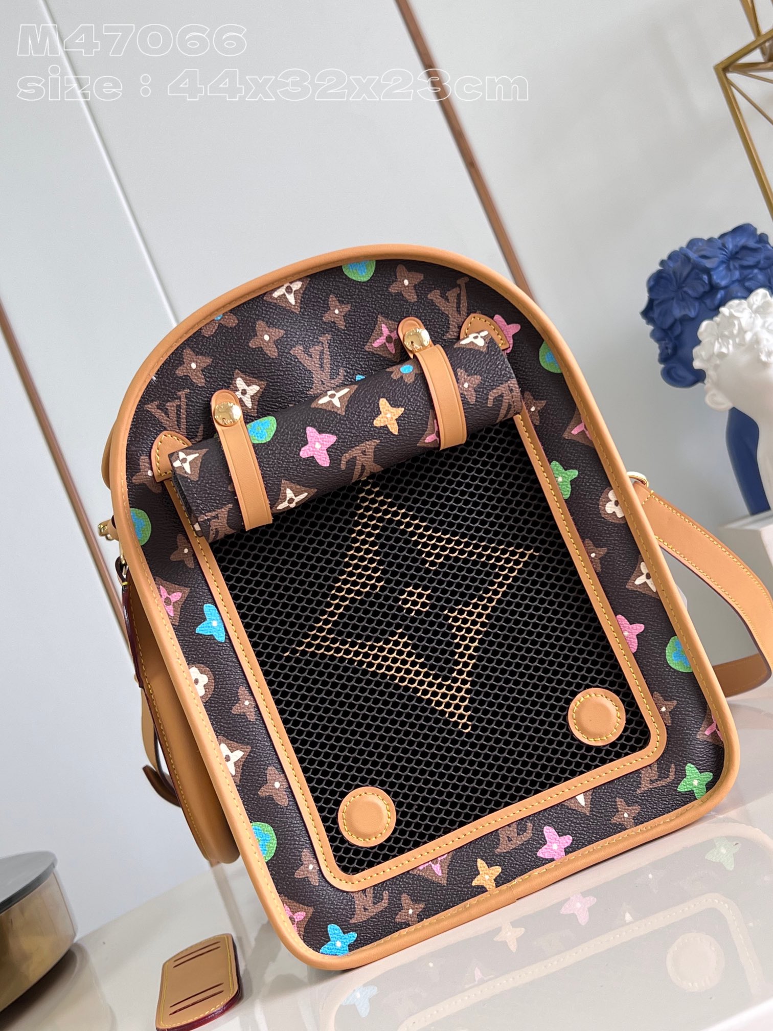 l**is V*t*n dog bag