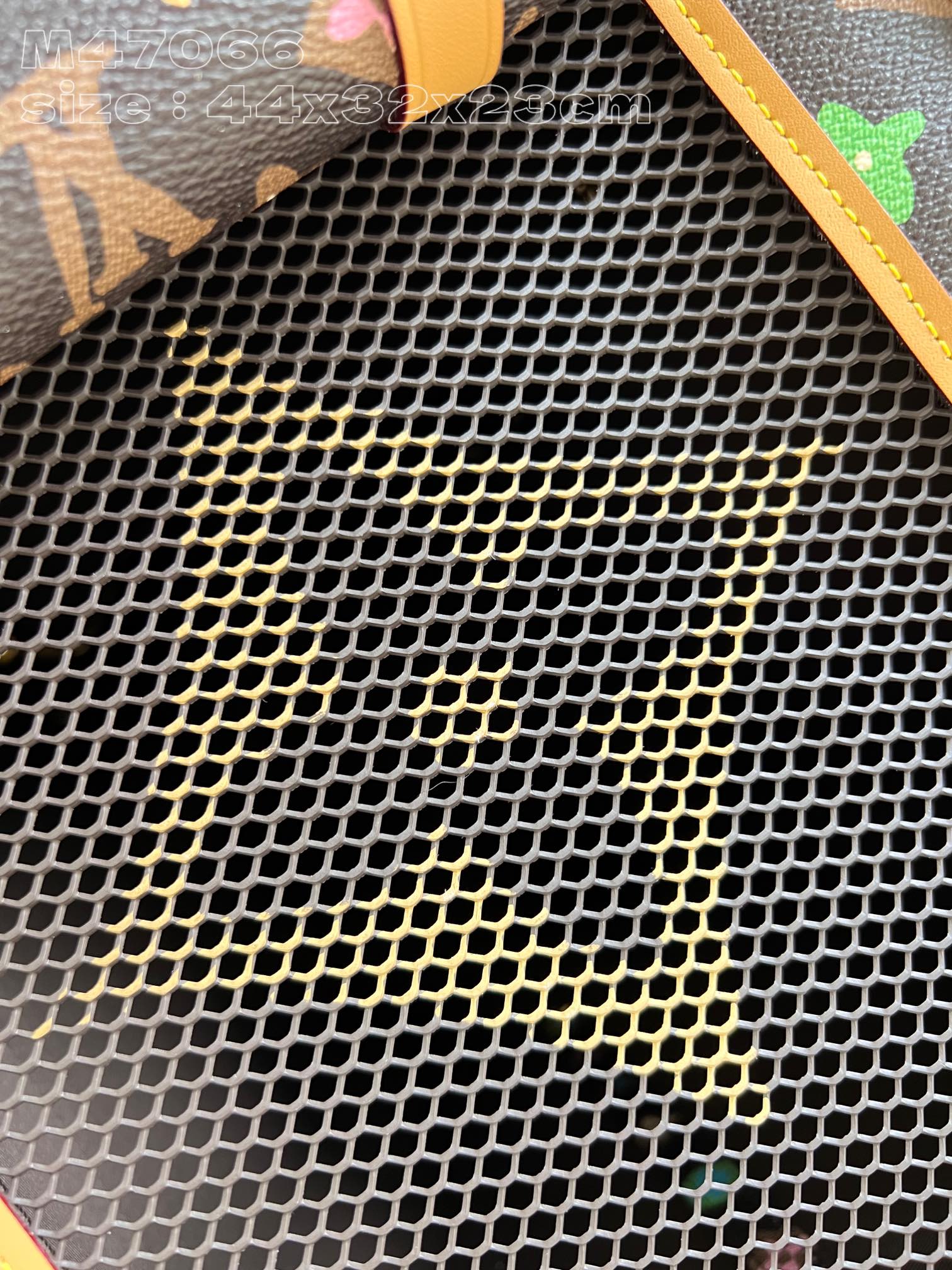 l**is V*t*n dog bag