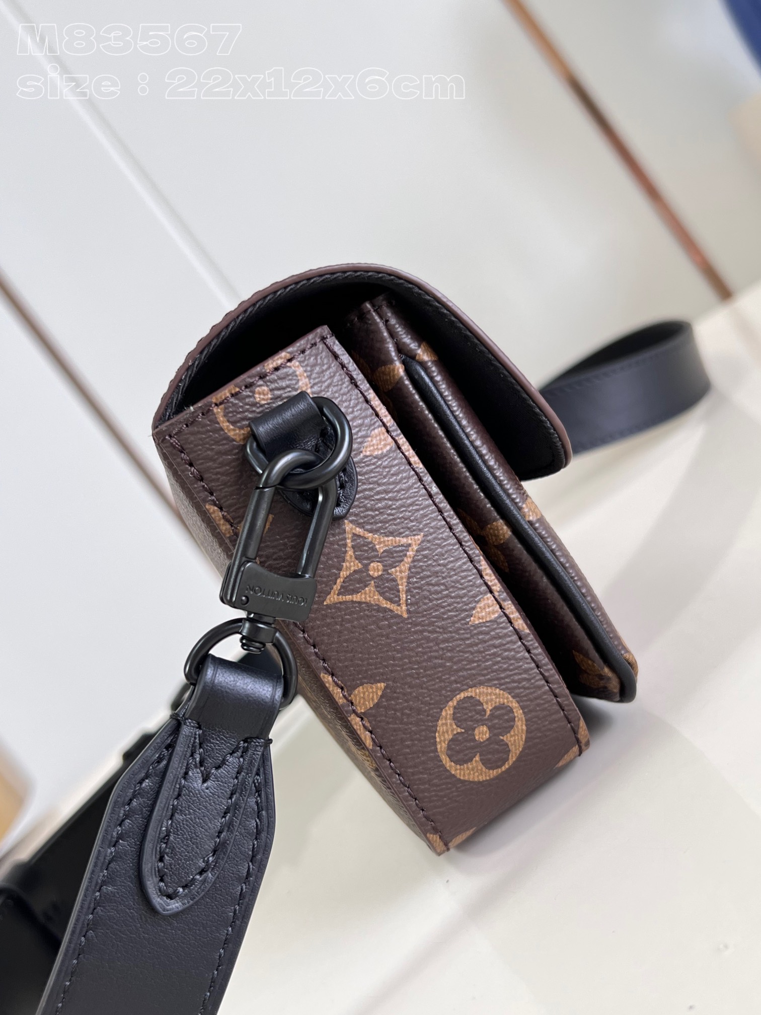 l**is V*t*n montsouris wearable wallet