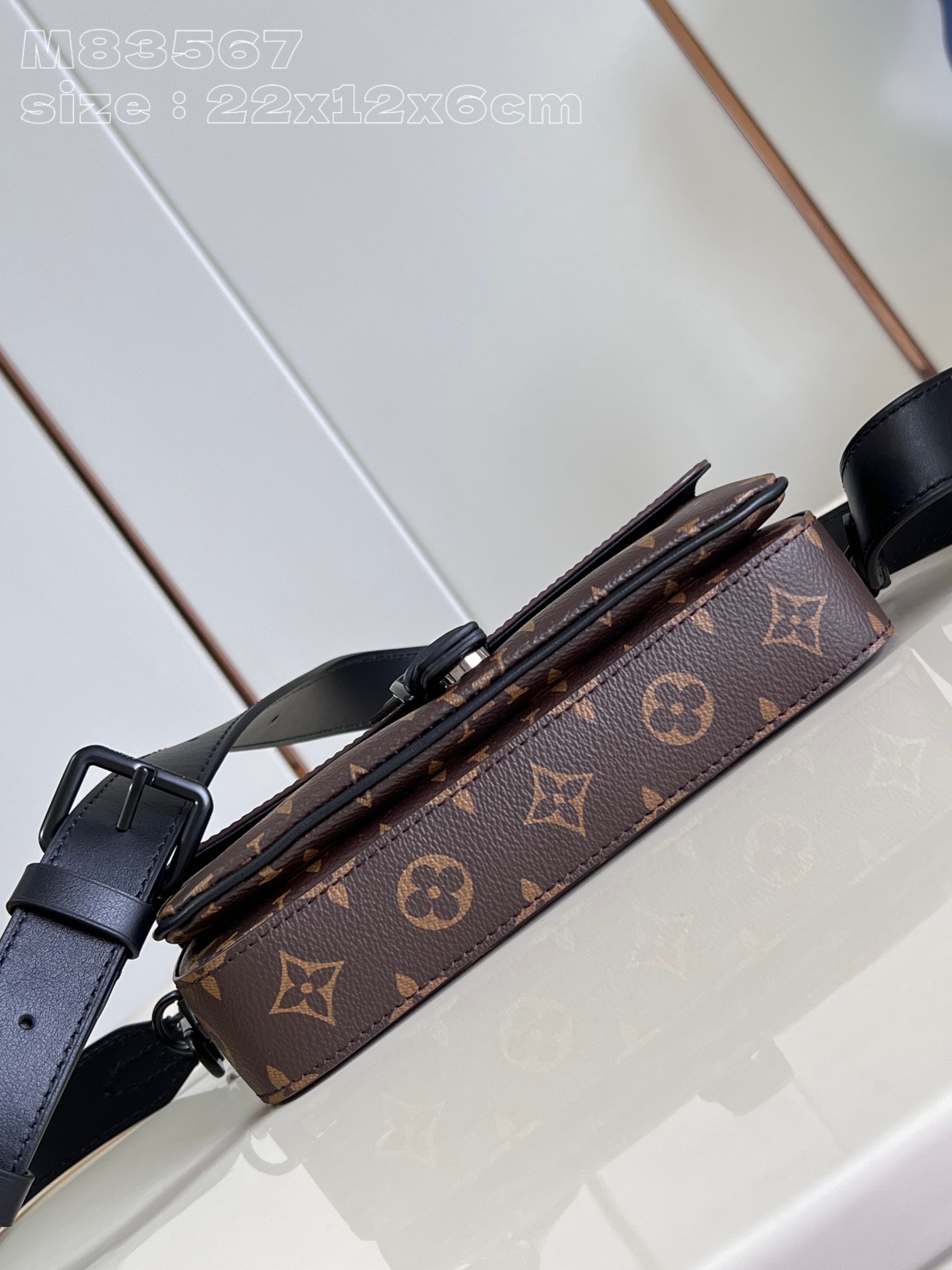 l**is V*t*n montsouris wearable wallet