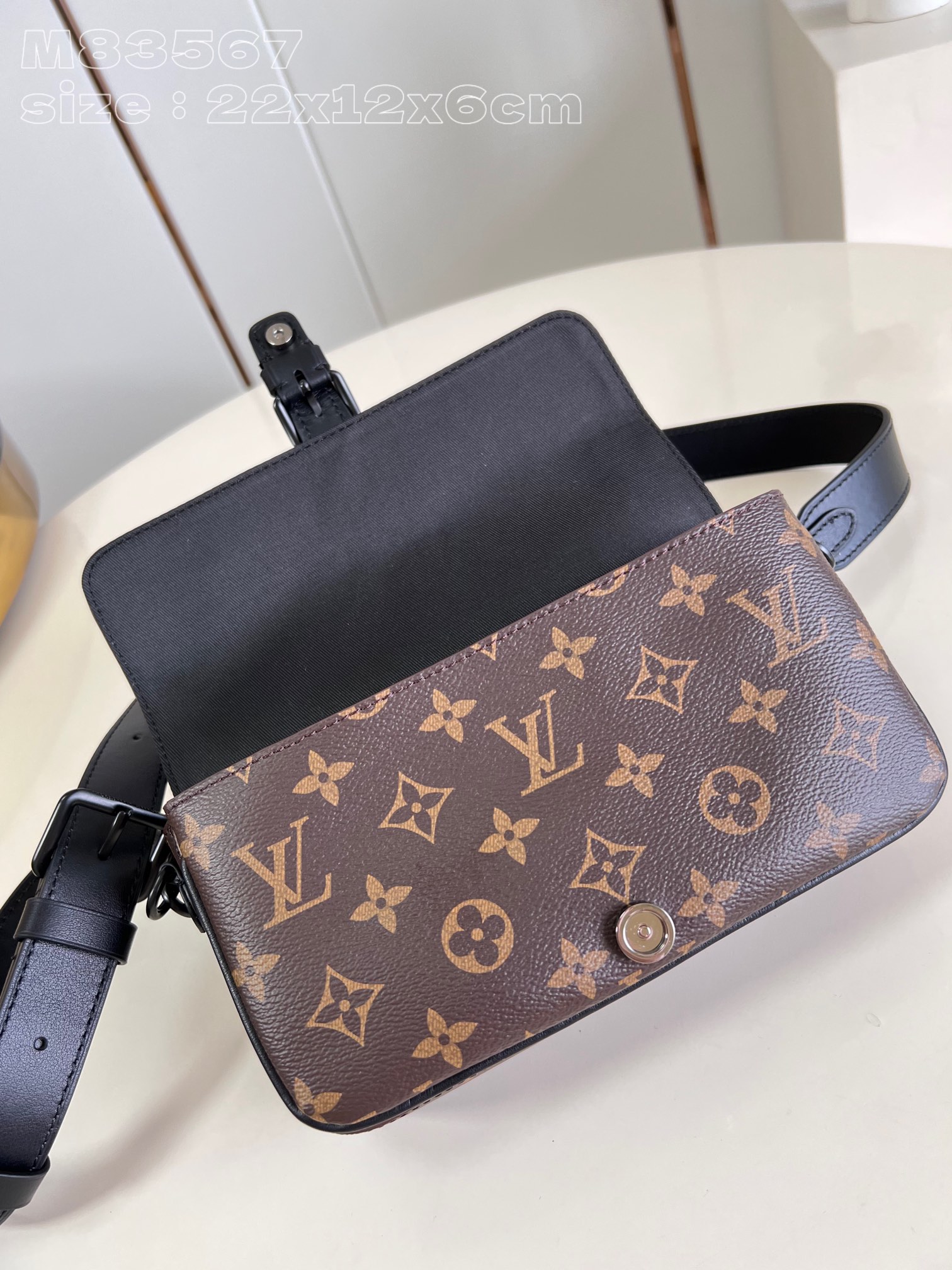 l**is V*t*n montsouris wearable wallet