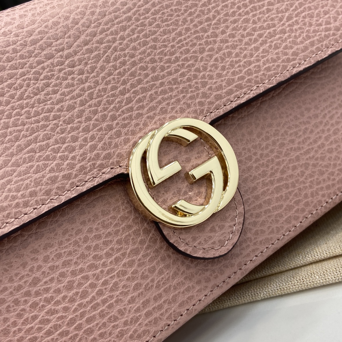 G*u*i interlocking g chain wallet